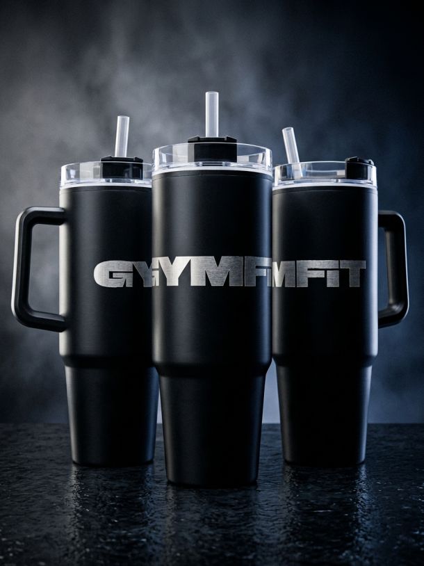 Grand travel mug noir avec paille et poignée, gravé au logo GYMFIT.