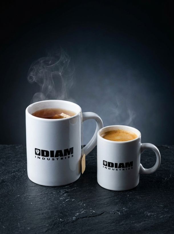 Grand mug à thé et petite tasse à café expresso en céramique blanche personnalisés Diam Industries.