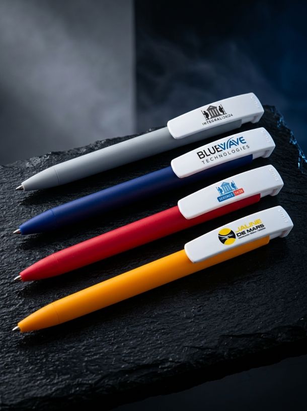 Assortiment de quatre stylos publicitaires personnalisés aux couleurs et logos d'entreprises.