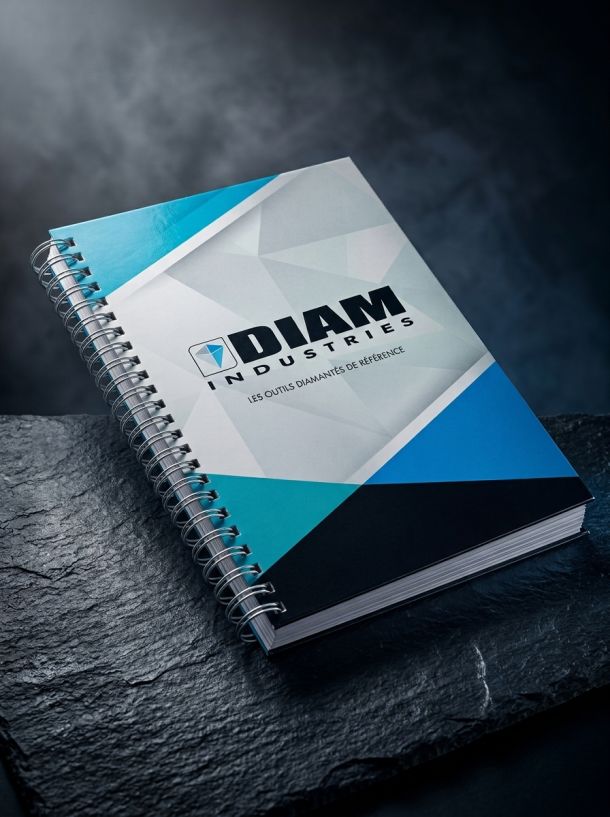 Carnet de notes à spirale personnalisé avec couverture bleue et noire au logo Diam Industries.