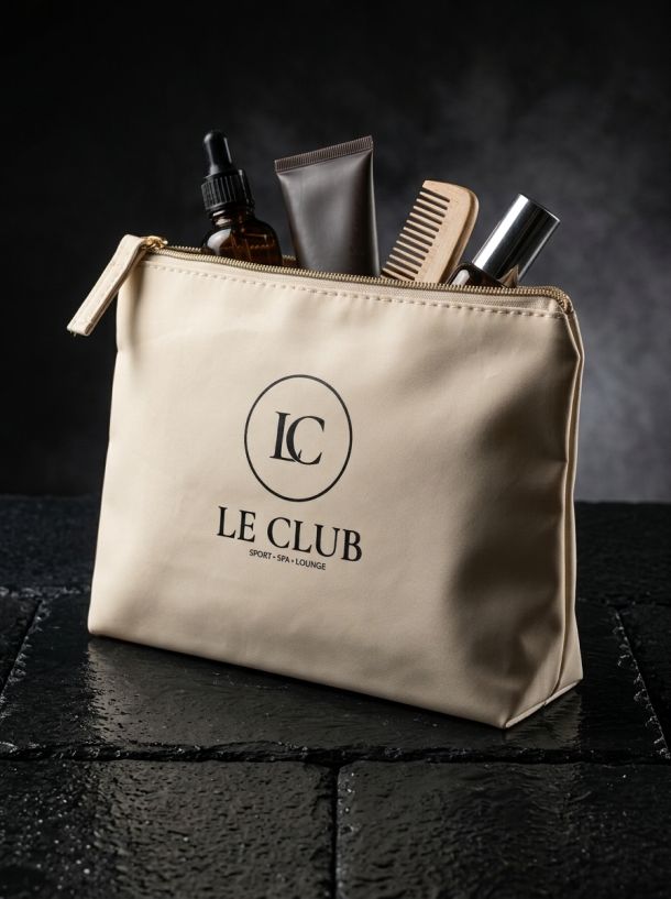 Trousse de toilette beige remplie d'accessoires de soin, personnalisée pour Le Club.