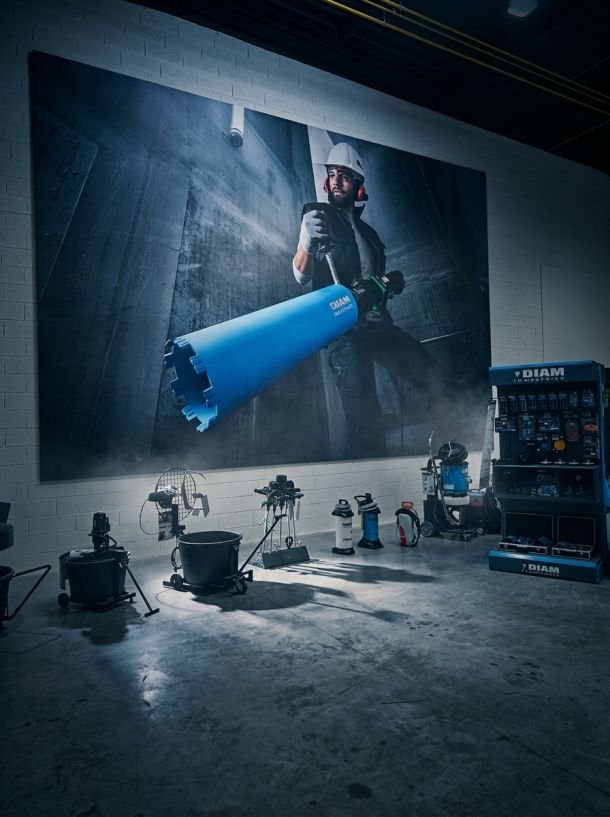 Panneau publicitaire mural format XXL en Dibond imprimé pour Diam Industries dans un showroom.